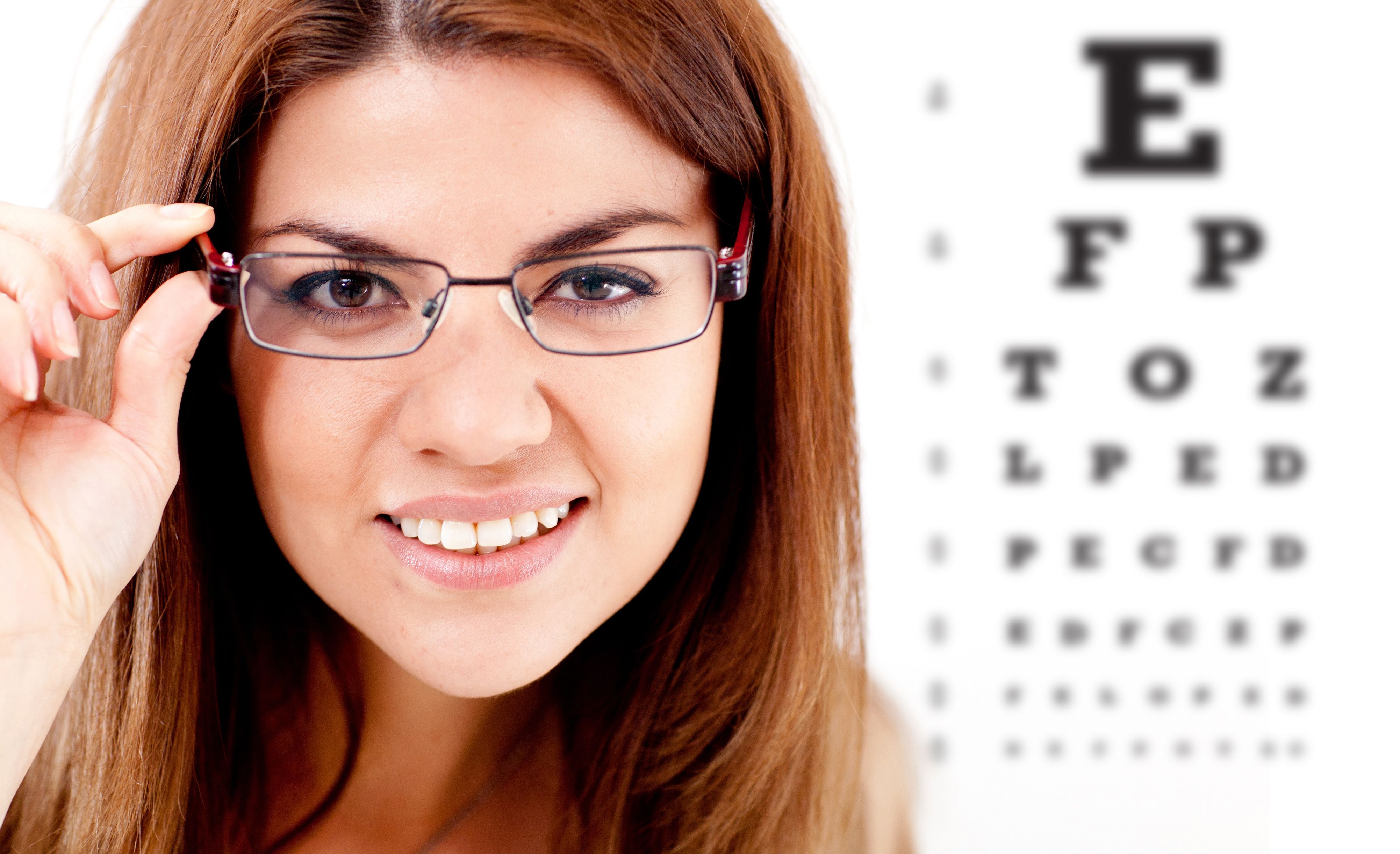Зрение улучшилось почему. Очки для дальнозорких. Очки для зрения. Девушка в очках для зрения. Человек с близорукостью.